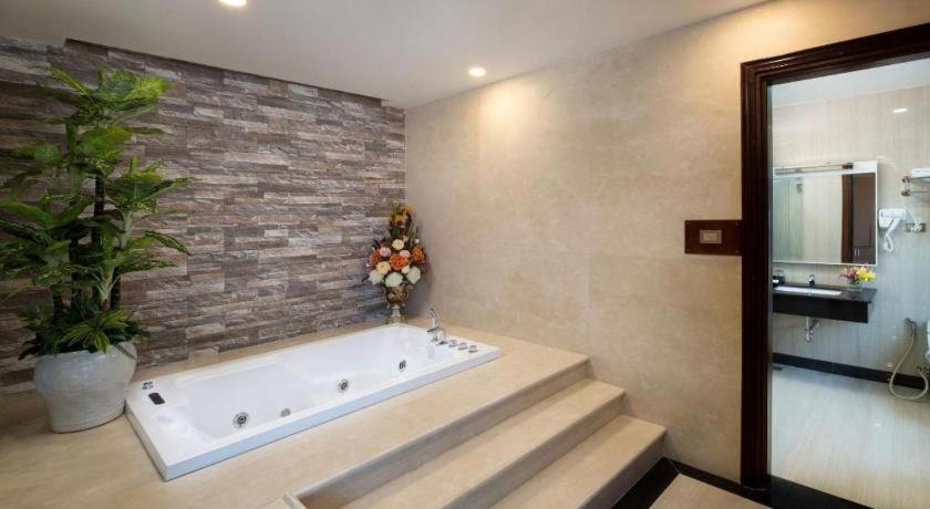 Royal Palace Hotel Tuyen Quang Екстер'єр фото